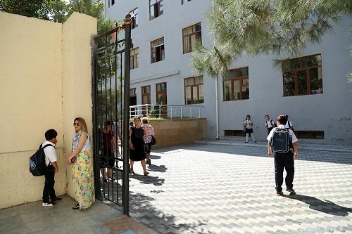 Şirvanda direktor dərsi kabinetində keçir?
